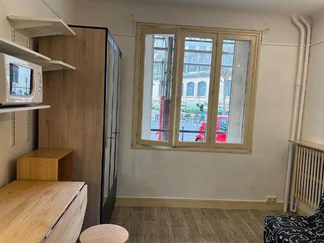 Studio rénové meublé de 12 m² avec douche et WC