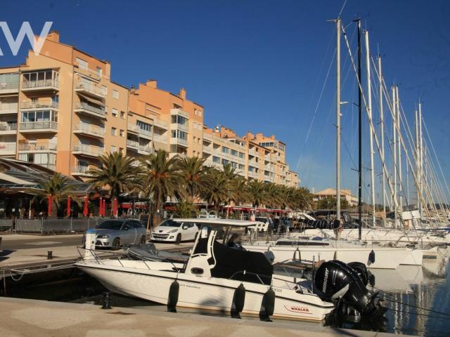 STUDIO RENOVE AU PORT DE HYERES