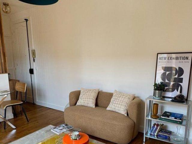 Studio rénové avec coin nuit et grand dressing à Courbevoie
