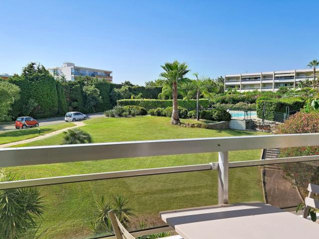 Studio rénové avec balcon au calme, piscine et cave