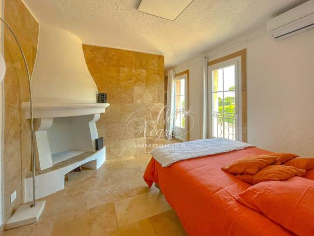 STUDIO RENOVE AVEC PARKING FACE AUX PLAGES A VENDRE A SAINT TROPEZ