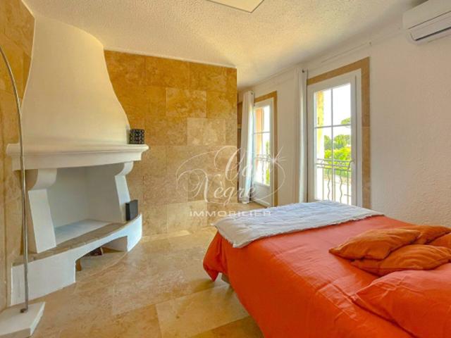 STUDIO RÉNOVÉ AVEC PARKING FACE AUX PLAGES À VENDRE À SAINT TROPEZ