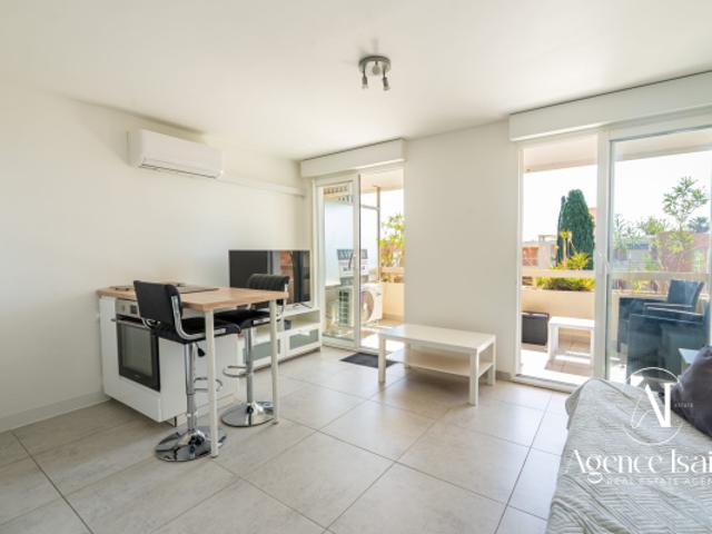 STUDIO renové avec terrasse et parking à 150m de la plage