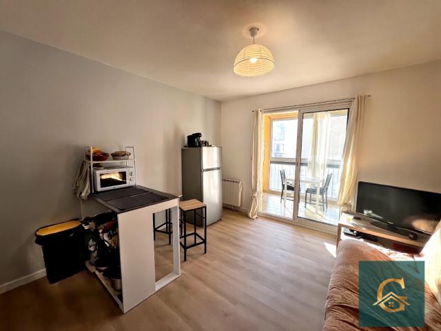 Studio rénové avec terrasse, parking et piscine à Sanary