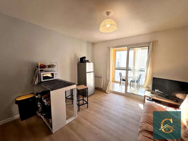 Studio rénové avec terrasse, parking et piscine à Sanary