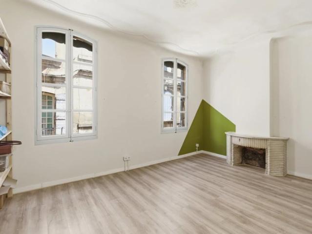 Studio rénové Centre ancien Place du Forum
