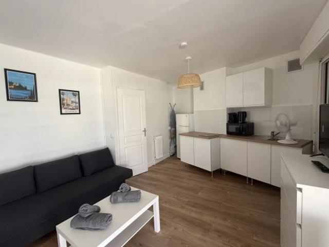 Studio rénové de 30 m² avec terrasse proche plage et commodités