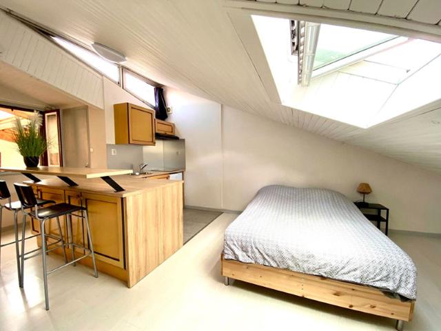 Studio rénové en dernier étage aux Carmes de 27m2 au sol