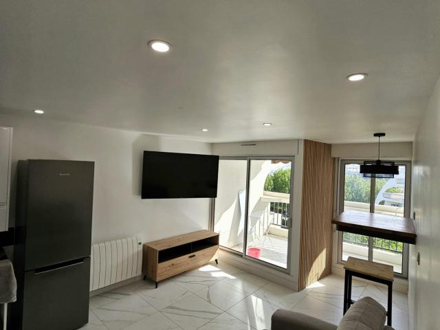 STUDIO RENOVE + PARKING 150 M PLAGE