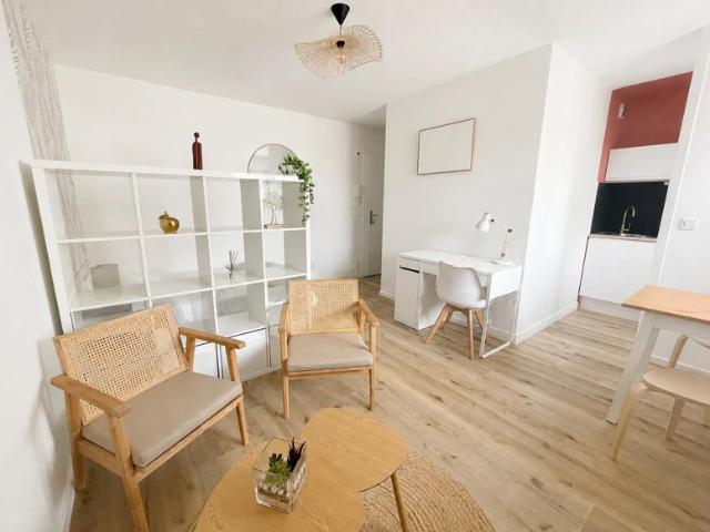 Studio rénové prêt à louer