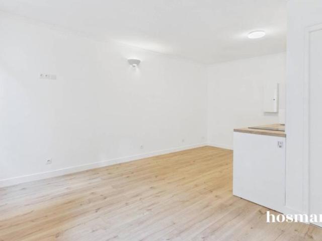 Studio rénové 1 pièce de 25 m², Rue Labat Paris 18ème Lumineux au 2ème étage