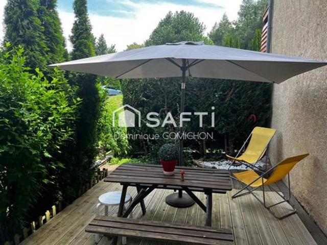Studio terrasse donnant sur un parc arboré, proximité commerces et plages