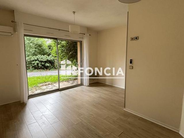 STUDIO TERRASSE Proche commerces, transports