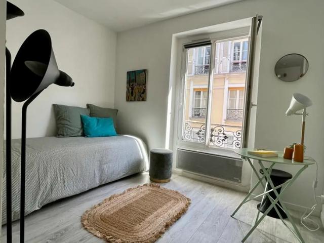Studio très lumineux au 3e étage d'une rue calme et recherchée aux Abbesses