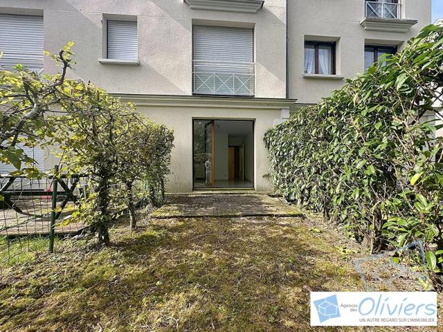 STUDIO VOISINS LE BRETONNEUX 1 pièce s 23.79 m2