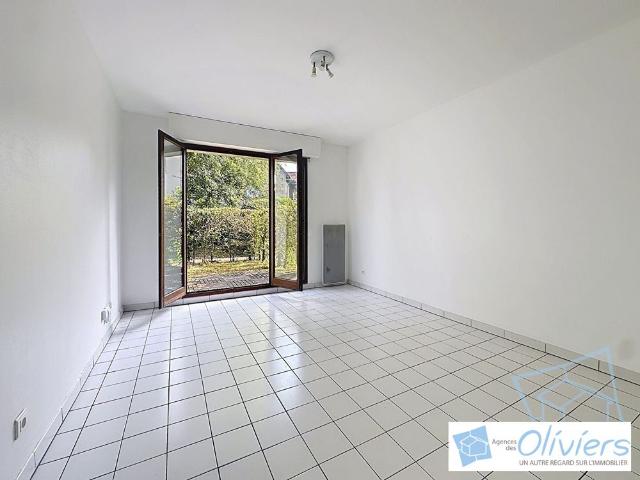 STUDIO VOISINS LE BRETONNEUX 1 pièce s 23.79 m2