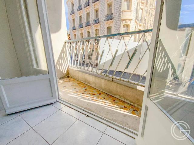 STUDIO VIDE 8 PLACE PHILIPPE RANDON NICE LIBERATION