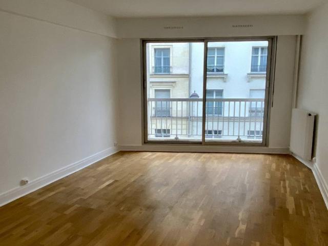 Studio vide avec balcon