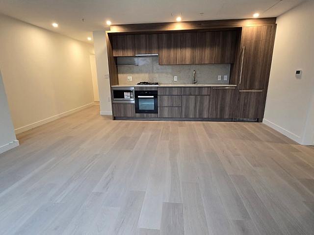 ★ ★ Studio+den/1 Bath @ Qe Park Nr. Skytrain