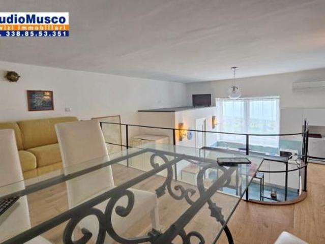 StudioMusco vende a Capri, su via Marina Grande, appartamento su due livelli