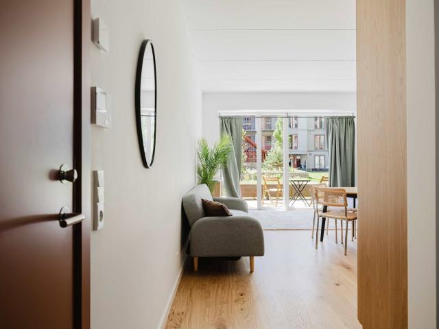 Stueetage med privat terrasse i attraktivt kanalmiljø