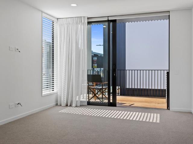 Stunnning 2 Bedroom Apartment with Band Rotunda Views and Off Street Parking for Two Cars