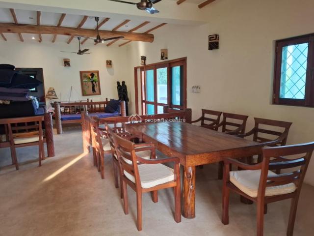 Stunning 4 bedroom Lakeside Villa