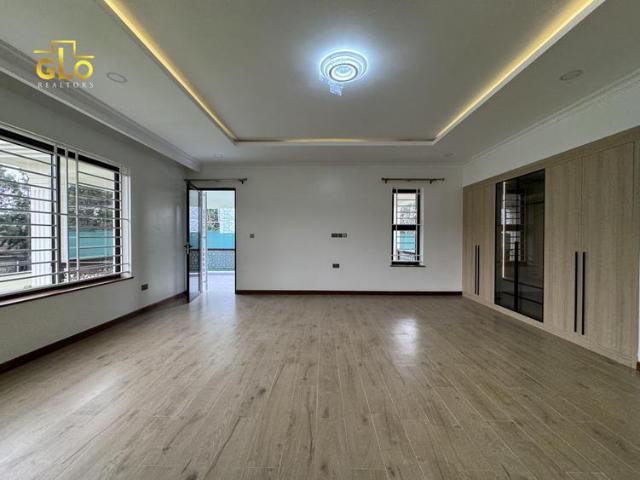Stunning 4 Bedroom Villa On half acre All en suite + 2 DSQ For Sale in Karen