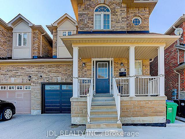 Stunning 4 Beds Home With Renovated Modern Kitchen