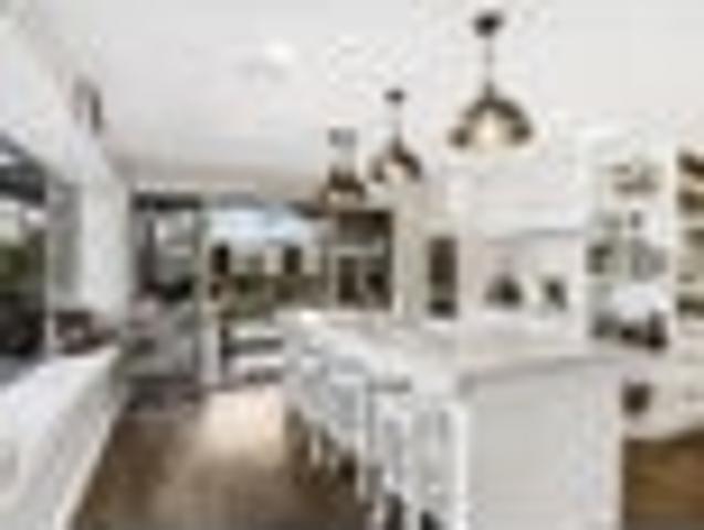 STUNNING 5 BEDROOM, 3 BATHROOM 180SQM+ HOME