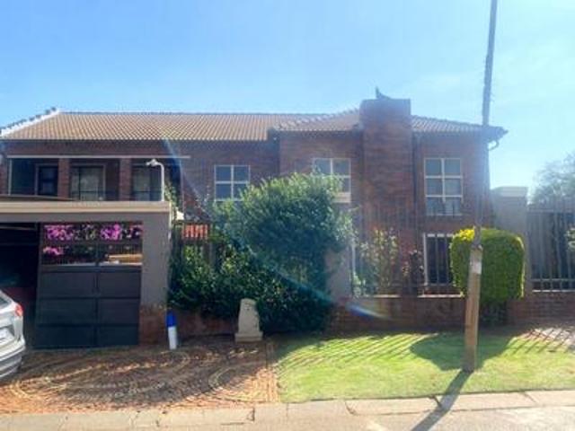 stunning 5 bedroom double storey hom.