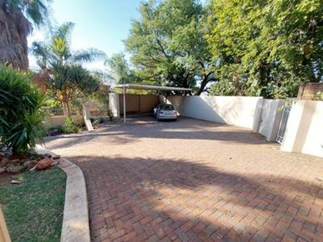 stunning 5 bedroom house on the mark.