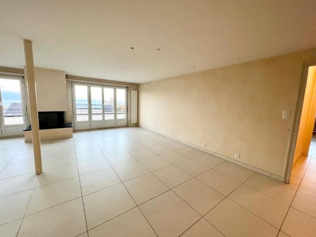 STUNNING 5.5 ROOM APARTMENT WITH LAKE VIEW