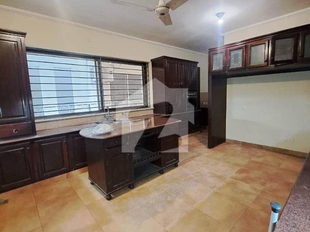 Stunning 6 Bedroom Full House For Rent!