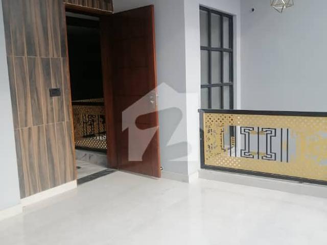Stunning 10 Marla House In Allama Iqbal Town Available