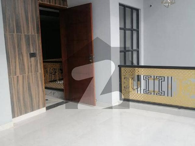Stunning 10 Marla House In Allama Iqbal Town Available