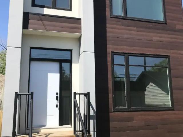 Stunning 1/2 Duplex
