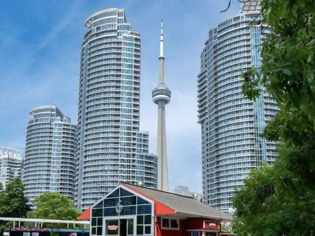 Stunning 1 bed 1 bath all utilities and storage included in the heart of downtown Toronto Available Aug 2