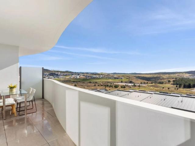 Stunning 1 Bedroom + Study Apartment with Spectacular Views in Denman Prospect