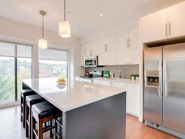 Stunning 2 bed 2 bath Condo with River/Downtown Views & Heated Parking