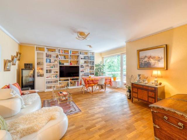 Stunning 2 Bedroom Flat with Lake View & Pool in Grunewald