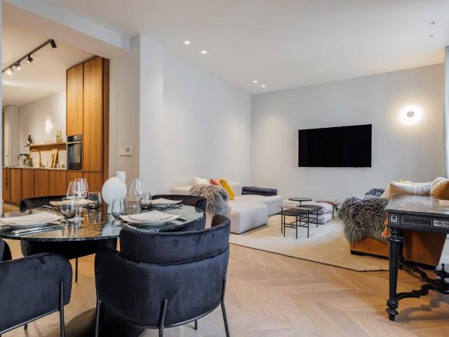 Stunning 2 BR apartment in a Classic Parisian Building, Paris Amsterdam Apartments for Rent