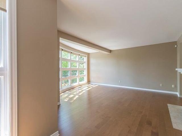 Stunning 2 Storey Riverfront Condo, 2 Bed, 2.5 Bath, 1Pkg