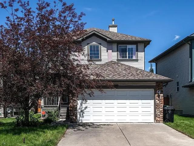 Stunning 3 Bed, 2.5 Bath Two Storey Home in Rocky Ridge