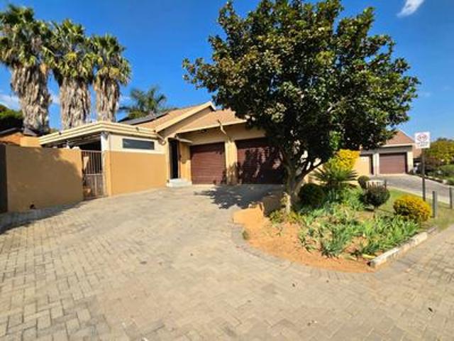 stunning 3 bedroom entertainer's dre.