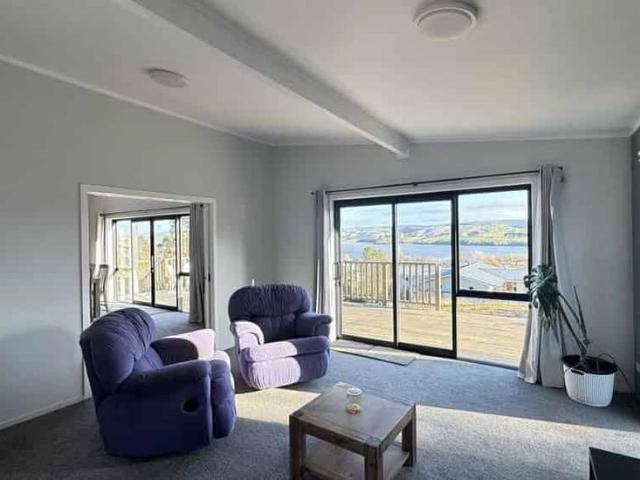 Stunning 3 Bedroom Home with Lake Views – Waihola
