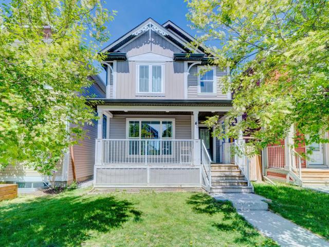 Stunning 3 Bedroom Home in Prime Auburn Bay with Lake Access!