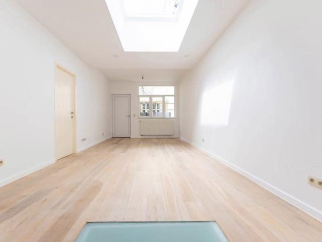 Stunning 3 br triplex with a courtyard, basement, and cellar