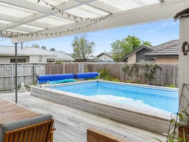 Stunning Three Bedroom in Sought After Glenview