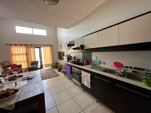 stunning top floor 1 bedroom apartme.